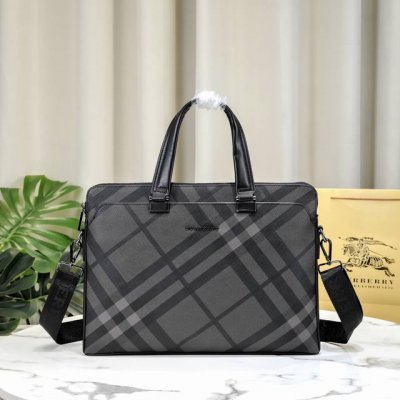 型号:8821巴宝莉Burberry 专柜热销爆款男包，原版质量，原版牛皮搭配高档进口五金，皮质舒适，手感超好 版型更正，实物更美！ 尺寸38-28-6 棕色