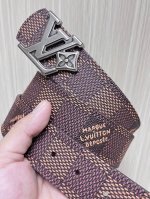 特 4.0Mm当季新款 一面一面帆布印格，一面小牛压花，搭配花朵精品扣头做工精细，质量保证。