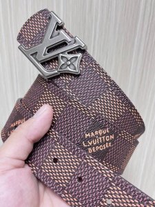 特 4.0Mm当季新款 一面一面帆布印格，一面小牛压花，搭配花朵精品扣头做工精细，质量保证。