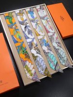 Phms1918专柜同步 爱马仕全新系列丝带 顶级斜纹真丝打造 超精细的印花 字迹非常清晰 绝对是送礼自用的首选丝带既可绕于颈间，亦可缠于腕部、腰部，同样也可以