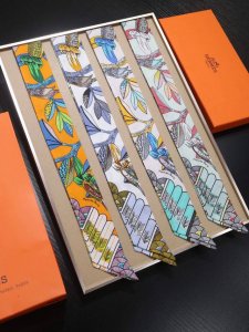 Phms1918专柜同步 爱马仕全新系列丝带 顶级斜纹真丝打造 超精细的印花 字迹非常清晰 绝对是送礼自用的首选丝带既可绕于颈间，亦可缠于腕部、腰部，同样也可以