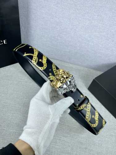 宽度3.8Cm Versace 范思哲 此款个性腰带由小牛皮制成，饰有链条印花，并配有标志性美杜莎五金搭扣配件。