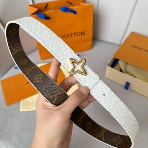 特 P160 寬：30Mm 女士經典頂級休閒腰帶 寬度30毫米這款永恆優雅飾有帆布的造型設計 原版小荔枝紋牛皮底 搭配全新搭扣以金色金屬打造 飾以與皮帶同色的琺
