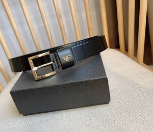Prada 普拉达 专柜最新款 这款腰带采用精美的亮面皮革打造 呈现简约精致的优雅风范 充满现代感的简约金属搭扣饰以雕刻式徽标 品牌格调跃然眼前 宽3.5
