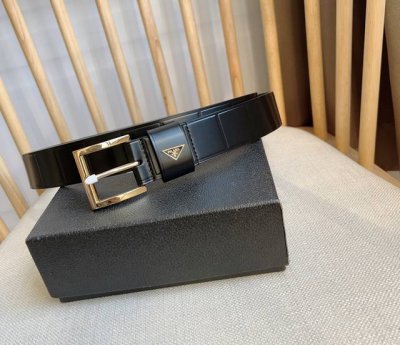 Prada 普拉达 专柜最新款 这款腰带采用精美的亮面皮革打造 呈现简约精致的优雅风范 充满现代感的简约金属搭扣饰以雕刻式徽标 品牌格调跃然眼前 宽3.5