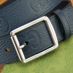 特 各式百搭单品继续为Gucci 早春系列添姿加彩。这款亮眼吸睛的腰带以Gg橡胶效果皮革匠心打造，配以方形钯金色调腰带扣，为日常造型注入别样魅力。 兰色Gg橡胶