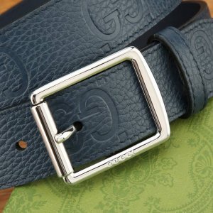 特 各式百搭单品继续为Gucci 早春系列添姿加彩。这款亮眼吸睛的腰带以Gg橡胶效果皮革匠心打造，配以方形钯金色调腰带扣，为日常造型注入别样魅力。 兰色Gg橡胶