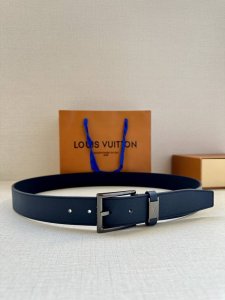 本款 Lv City pin 腰带以深邃 Taga 皮革构筑纤细轮廓 传递简约美学 金属塑造 Lv City pin 搭扣和 Lv 铭纹束带圈 经抛光后展露耀目