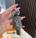 Louis Vuitton官网M63620 Lv Cloches-Cles包饰与钥匙扣。 借鉴旅行袋中的钥匙扣设计，可满足各种时尚品味的实用配饰。新版Monog