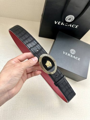 宽度4.0Cm 范思哲versace人头标志：腰带扣上的3D饰有古希腊回纹镂空美杜莎，赋予该款palazzo腰带很高的辨识度。