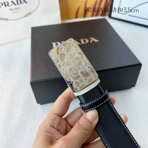 特 品牌： Prada 新款进口小牛皮，手感细腻柔软。搭配纯钢自动精品钢扣，宽度：3.5Cm