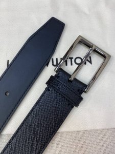 Lv经典系列腰带采用Lv Logo金属环设计，适合休闲低调的男士使用；经典设计元素。宽度35Mm