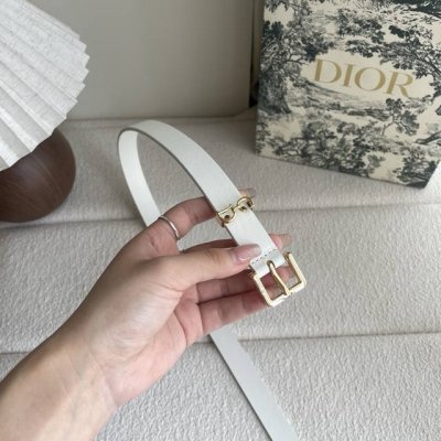 这款马鞍Loo腰带是2025系列全新单品 采用光滑牛皮革等材质精心制作 搭配Cd针扣 饰以Cd标志腰带环提升格调 致敬马鞍标识 可与经典西装外套 连衣裙或牛仔裤