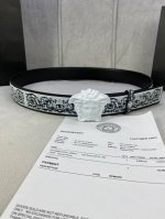 宽度4.0Cm Versace 范思哲 此款Palazzo腰带采用牛皮革面料制作，并饰有Le Pop Classique图案印花和标志性的美杜莎五金配件。