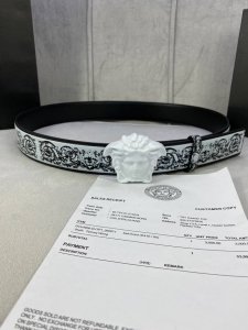 宽度4.0Cm Versace 范思哲 此款Palazzo腰带采用牛皮革面料制作，并饰有Le Pop Classique图案印花和标志性的美杜莎五金配件。