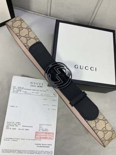 宽度4.0Cm Gucci 这款腰带在早秋系列中惊艳亮相，采用以标志性米色 乌木色组合呈现的品牌双G镂空字母交织图案，与黑色皮革材质相得益彰。双G搭扣采用做旧效