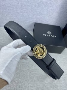 特 宽度4.0Cm 范思哲Versace人头标志：腰带扣上的3D镂空美杜莎，赋予该款Palazzo腰带很高的辨识度。腰带采用饰有Mock Croc印花的柔软牛皮