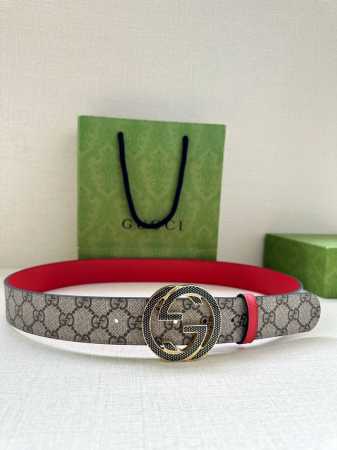 特 Gucci 宽度3.8Cm 这款宽版腰带饰有双G细节，交织字母图案配件令其更添魅力。这款配饰现已成为Gucci的高辨识度单品，一面采用Gg Supreme帆 - 点击图像关闭
