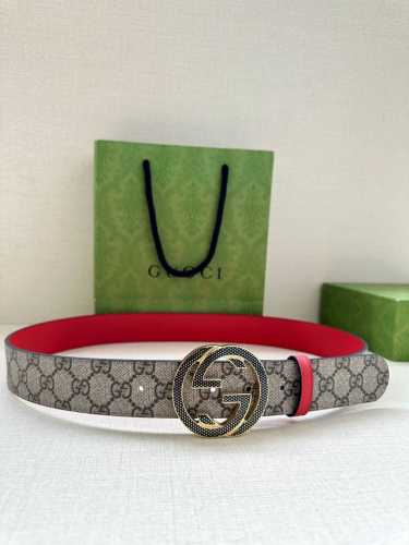 特 Gucci 宽度3.8Cm 这款宽版腰带饰有双G细节，交织字母图案配件令其更添魅力。这款配饰现已成为Gucci的高辨识度单品，一面采用Gg Supreme帆
