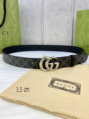 宽度3.5 Cm Gucci Marmont系列每一季都会推陈出新，为灵感源于70年代的标志性gg配件注入现代精髓。Supreme帆布印花 腰带反面采用黑色皮革