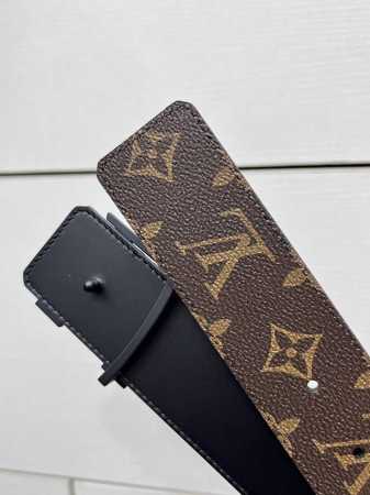 特 Lv Dimension 双面腰带将创意传承与华美街头风范共冶一炉，彰显创意总监 Pharrell Williams 的时尚远见。Monogram 帆布铺陈 - 点击图像关闭