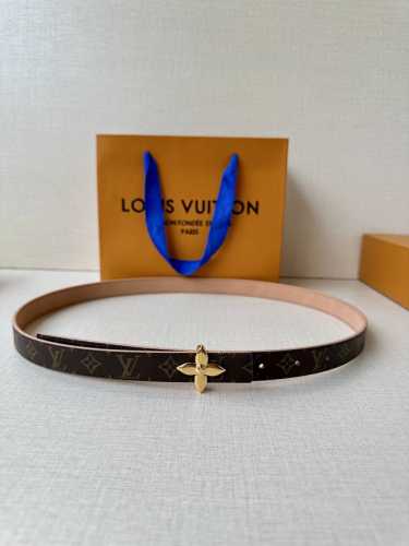 本款 2.0宽 Lv Iconic 腰带令传统元素焕现摩登魅力。纤细尺寸可穿过束带圈或单独收拢腰线，Iconic 搭扣流露优雅格调，双面设计实现更多造型可能一面