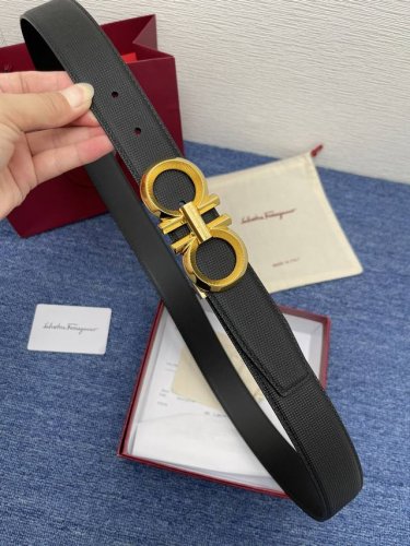 品牌菲拉.格慕 3.5Cm. 描述这款皮带采用天然粒纹皮革材质，颇具都市风范，细节充满动感。同色调金属Gancini扣饰带有撞色衬里，为其增添时髦气息。这款配饰