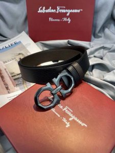 礼物首选Ferragamo菲拉格慕 皮带将摩登设计与精湛的手工技艺完美结合 打造出风格华贵典雅，实用性和款式并重；3.5Cm宽 搭配最新原版真空电镀五金扣，不易