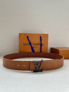 特P190 Lv Shadow 腰带拥有 Monogram Shadow 皮革的经典风尚和素面皮革的内敛格调，再为 Lv 新款扣头 以摩登笔触焕新男士衣