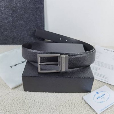 -普拉达 宽度：3.5Cm， 颜色：黑 十字纹纹理皮质，经典商务休闲款高档腰带 精致的手工艺制作。