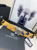 范思哲versace此款醒目个性的腰带采用皮革制成，饰有Barocco 660印花，搭配一枚La Medusa搭扣。4.0cm宽，