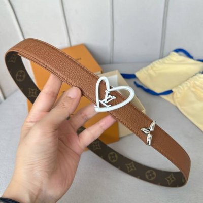 寬：30Mm 驢家新品 特別限定女士腰帶 皮帶採用雙面設計 帶身帆布面襯托荔枝紋牛皮 全新搭扣以金色金屬打造 飾以與皮帶同色的心型搭扣 末端則以琺瑯花卉圖案完美