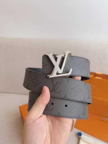 高端品質，實物拍攝 批￥ 配全套禮盒 ： Lv路易威登 原版品質 代工廠貨品 40Mm寬度 正品一體鑄造五金鋼扣，原廠皮料 雙面原廠定制面料，可雙面使用！區別市