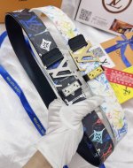 皮带：LV..路易..威登顶级复刻. 腰带：原单品质百分百头层牛皮，保证真皮。复古雕花设计.真空电镀.永不掉色.24K纯钢扣涂鸦彩绘图案艺术双面可用专柜同等质量
