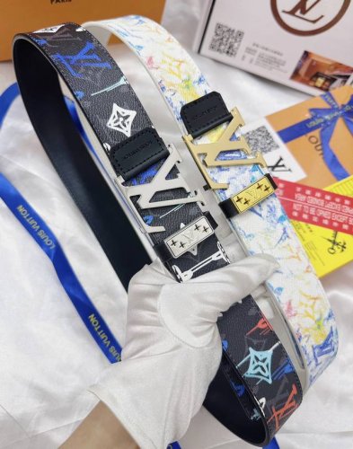 皮带：LV..路易..威登顶级复刻. 腰带：原单品质百分百头层牛皮，保证真皮。复古雕花设计.真空电镀.永不掉色.24K纯钢扣涂鸦彩绘图案艺术双面可用专柜同等质量
