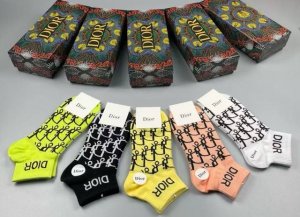特 Dior 迪奥D家女款袜子 一盒五双 纯棉材质，上脚柔软舒适，经典的D家字母Logo，炒鸡Nice大牌出街，潮人必备超好搭