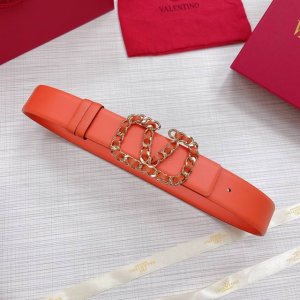 配送专柜全套包装 等级：专柜同步.原版包装.代购级别 材料：Valentino 此款采用进口原版皮搭配纯铜经典V字扣 多色可选 双面用设计 时尚潮流 专柜宽度：