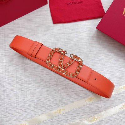 配送专柜全套包装 等级：专柜同步.原版包装.代购级别 材料：Valentino 此款采用进口原版皮搭配纯铜经典V字扣 多色可选 双面用设计 时尚潮流 专柜宽度：