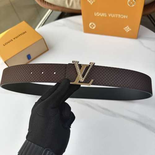 L0Uis Vuitt0N 專櫃最新升級版本 寬度40Mm 原廠小牛皮面壓刻有小格子圖案效果 進口柔軟小牛皮底 搭配新型字母搭扣 百搭易襯！