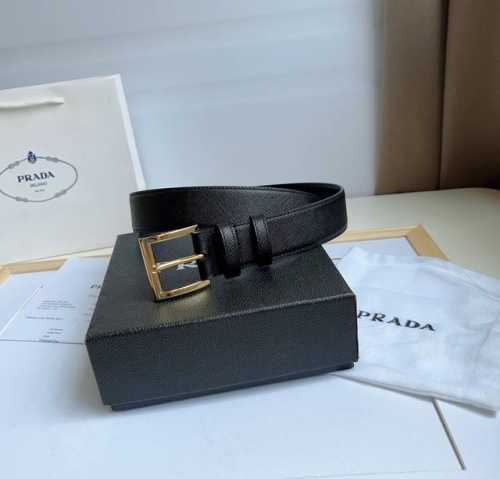 Prada 普拉达 专柜最新款 这款简约而精致的saffiano皮革腰带配以金属搭扣 三角形徽标醒目装点尖部 Saffiano皮革呈现涂蜡饰面和交叉平行线纹理