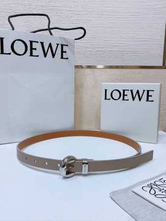 Loewe 罗意威专柜最新同款腰带 选用光滑牛皮革窄款腰带 配有Anagram Pebble针扣 卓越的工艺 个性的造型 精美的材质 宽:2.0Cm - 点击图像关闭
