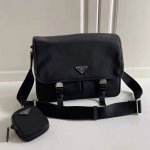 P家降落伞布邮差包，型号2Vd768大号，尺寸：32*24*12Cm，原单品质，这款尼龙翻盖手袋饰有经典的Saffiano皮革饰边，配有两枚旁开扣，采用进口尼龙