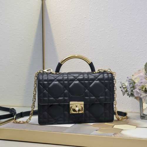 大号 Dior Ange 手袋奶黑色牛皮 超大藤格纹 以优雅时尚的美学风格开启 Dior 的全新系列 以超大藤格纹缉面线，硬挺的复古金色饰面金属顶部手柄镌刻以