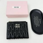 Miumiu 790颜色 黑色 粉色 蓝色尺寸11.5*10*3Miumiu专柜最新款！专柜爆款热力来袭，经典提花压纹设计，釆用顶级进口小羊皮，皮质细腻柔软，做