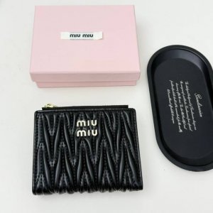 Miumiu 790颜色 黑色 粉色 蓝色尺寸11.5*10*3Miumiu专柜最新款！专柜爆款热力来袭，经典提花压纹设计，釆用顶级进口小羊皮，皮质细腻柔软，做