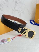 品名： Lv..路易..威登腰带皮带原单 型号：挂扣，经典纯钢材质镂空挂扣，头层牛皮，图片实物拍摄 材料：头层牛皮，挂扣系列，纯钢材质扣头，钯镀电镀工艺永不掉色