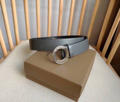 Burberry 巴宝莉专柜同步上新意大利制皮革腰带 搭扣处亮眼装饰镌刻品牌徽标图案 灵感源自品牌标识性Society赛尔迪手袋中的亮泽按扣设计 宽:3.5cm
