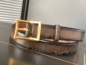 Berluti 布鲁提 新款上新 最新款男士腰带，高端质感感受，顶级擦色小牛皮质感极好，五金Logo立体分明，欧美风格走马蜡线手工缝制，色泽高端