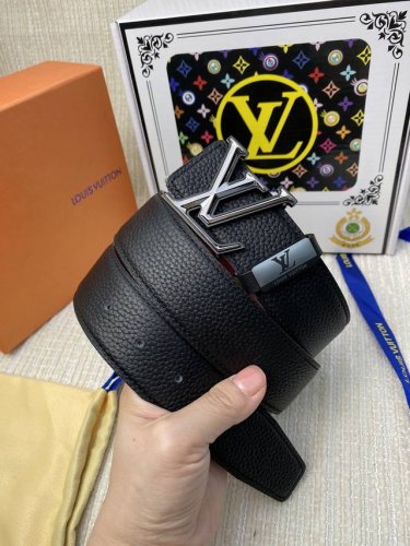 品名：Lv..路易..威登原单 材质：原单牛皮腰带 百分百头层牛皮腰带保证真皮，24K纯钢扣，专柜原单品质、做工精细，时尚大牌，送人自用首选 包装： 请认准如图
