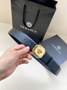 宽度4.0cm 范思哲 此款平纹皮底 腰带饰有标志性的Versace美杜莎头像扣，彰显品牌格调。是一款精美的衣橱必备单品。
